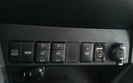 Toyota RAV4, 2016 год, 1 990 000 рублей, 13 фотография