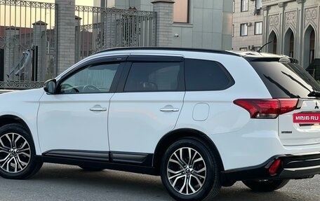 Mitsubishi Outlander III рестайлинг 3, 2015 год, 1 950 000 рублей, 10 фотография