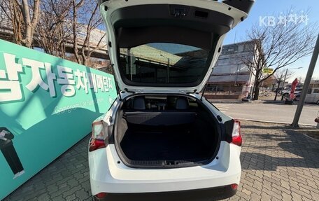 Toyota Prius IV XW50, 2022 год, 1 861 099 рублей, 6 фотография