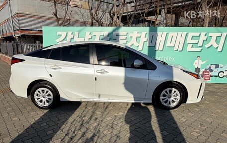 Toyota Prius IV XW50, 2022 год, 1 861 099 рублей, 3 фотография