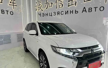 Mitsubishi Outlander III рестайлинг 3, 2022 год, 1 645 000 рублей, 3 фотография