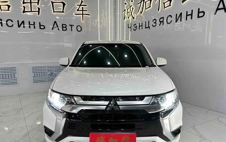 Mitsubishi Outlander III рестайлинг 3, 2022 год, 1 645 000 рублей, 2 фотография