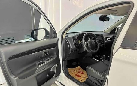 Mitsubishi Outlander III рестайлинг 3, 2022 год, 1 645 000 рублей, 11 фотография