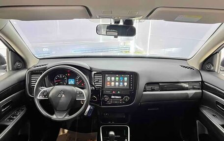 Mitsubishi Outlander III рестайлинг 3, 2022 год, 1 645 000 рублей, 8 фотография