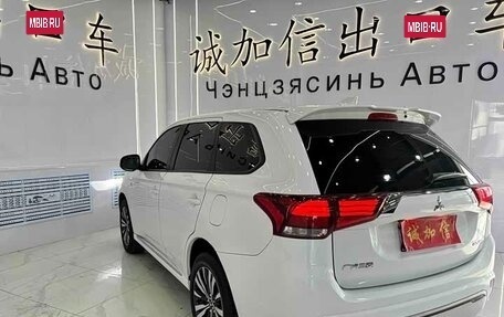 Mitsubishi Outlander III рестайлинг 3, 2022 год, 1 645 000 рублей, 6 фотография