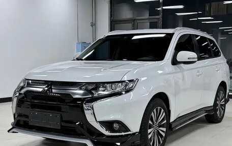 Mitsubishi Outlander III рестайлинг 3, 2022 год, 1 627 000 рублей, 3 фотография