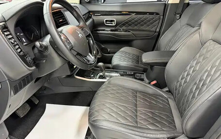 Mitsubishi Outlander III рестайлинг 3, 2022 год, 1 627 000 рублей, 10 фотография