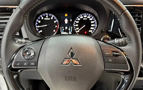 Mitsubishi Outlander III рестайлинг 3, 2022 год, 1 627 000 рублей, 11 фотография