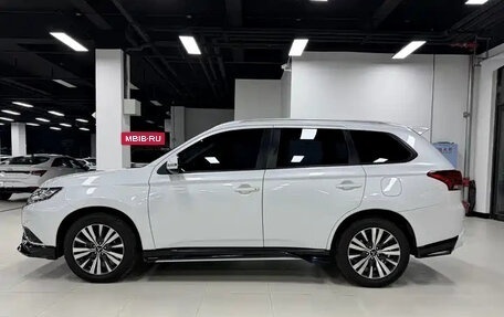 Mitsubishi Outlander III рестайлинг 3, 2022 год, 1 627 000 рублей, 7 фотография