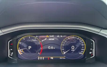 Volkswagen T-Roc I, 2022 год, 1 650 004 рублей, 21 фотография