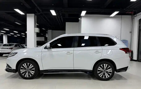 Mitsubishi Outlander III рестайлинг 3, 2022 год, 2 090 010 рублей, 7 фотография