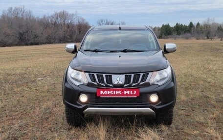 Mitsubishi L200 IV рестайлинг, 2017 год, 1 960 000 рублей, 4 фотография