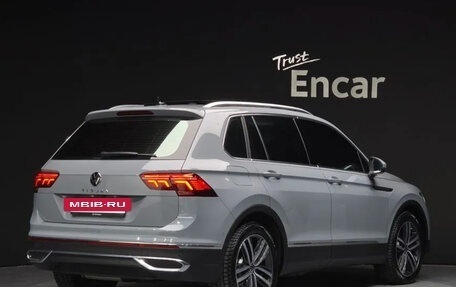 Volkswagen Tiguan II, 2023 год, 3 417 000 рублей, 3 фотография