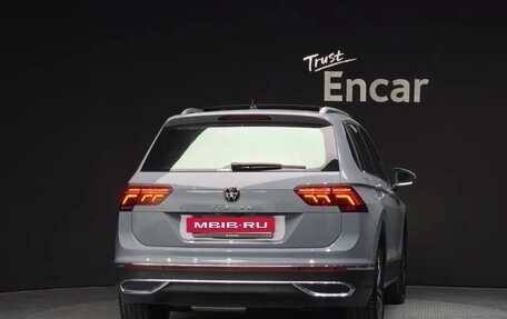 Volkswagen Tiguan II, 2023 год, 3 417 000 рублей, 4 фотография