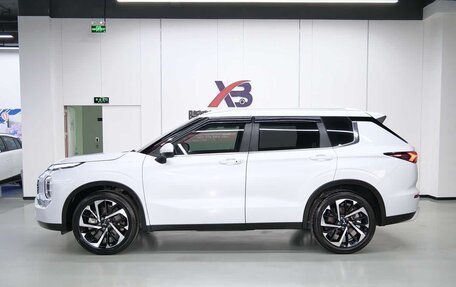 Mitsubishi Outlander, 2023 год, 4 690 325 рублей, 3 фотография