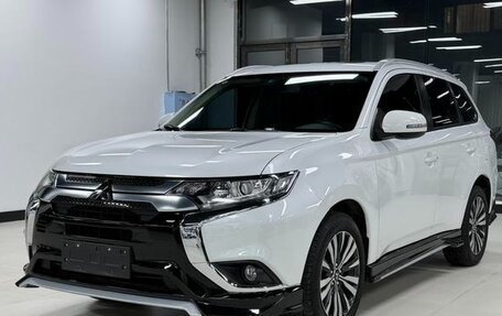 Mitsubishi Outlander III рестайлинг 3, 2021 год, 1 990 000 рублей, 1 фотография