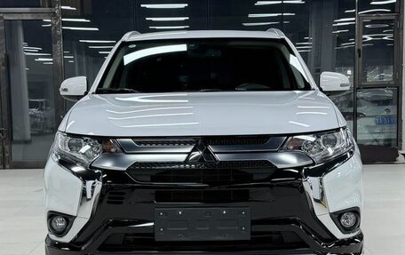 Mitsubishi Outlander III рестайлинг 3, 2021 год, 1 990 000 рублей, 2 фотография