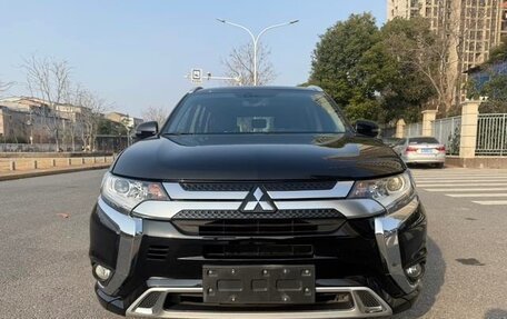 Mitsubishi Outlander III рестайлинг 3, 2022 год, 1 715 000 рублей, 2 фотография