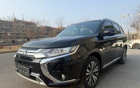 Mitsubishi Outlander III рестайлинг 3, 2022 год, 1 715 000 рублей, 3 фотография