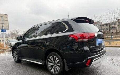 Mitsubishi Outlander III рестайлинг 3, 2022 год, 1 715 000 рублей, 4 фотография