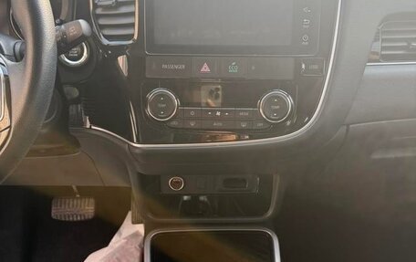 Mitsubishi Outlander III рестайлинг 3, 2022 год, 1 715 000 рублей, 10 фотография