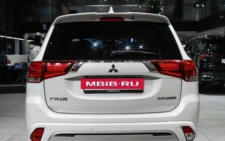 Mitsubishi Outlander III рестайлинг 3, 2022 год, 2 180 000 рублей, 5 фотография