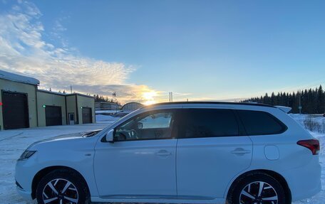 Mitsubishi Outlander III рестайлинг 3, 2022 год, 2 800 000 рублей, 3 фотография