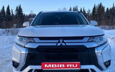 Mitsubishi Outlander III рестайлинг 3, 2022 год, 2 800 000 рублей, 4 фотография