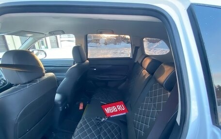 Mitsubishi Outlander III рестайлинг 3, 2022 год, 2 800 000 рублей, 2 фотография