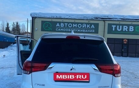 Mitsubishi Outlander III рестайлинг 3, 2022 год, 2 800 000 рублей, 7 фотография