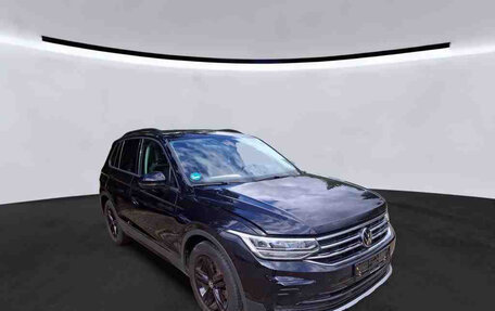 Volkswagen Tiguan II, 2022 год, 2 992 000 рублей, 3 фотография