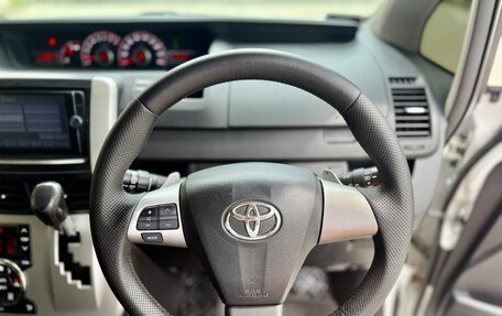 Toyota Noah III, 2013 год, 1 855 000 рублей, 23 фотография