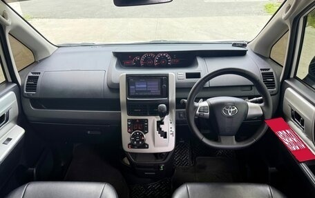 Toyota Noah III, 2013 год, 1 855 000 рублей, 25 фотография