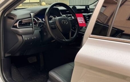 Toyota Camry, 2020 год, 2 400 000 рублей, 6 фотография