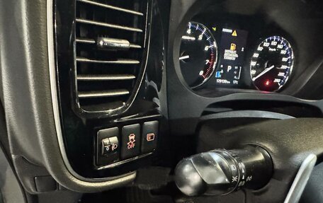 Mitsubishi Outlander III рестайлинг 3, 2013 год, 1 249 000 рублей, 19 фотография