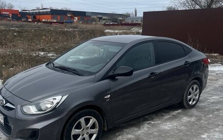Hyundai Solaris II рестайлинг, 2013 год, 950 000 рублей, 1 фотография
