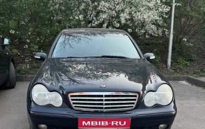 Mercedes-Benz C-Класс, 2004 год, 900 000 рублей, 1 фотография
