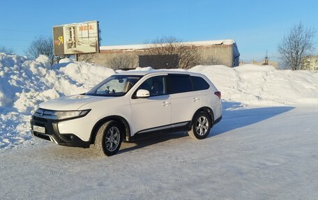 Mitsubishi Outlander III рестайлинг 3, 2019 год, 1 900 000 рублей, 2 фотография