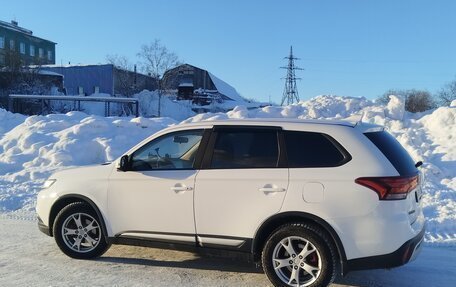 Mitsubishi Outlander III рестайлинг 3, 2019 год, 1 900 000 рублей, 6 фотография