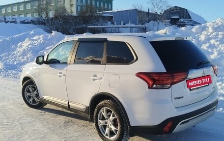 Mitsubishi Outlander III рестайлинг 3, 2019 год, 1 900 000 рублей, 4 фотография