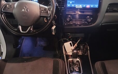 Mitsubishi Outlander III рестайлинг 3, 2019 год, 1 900 000 рублей, 15 фотография