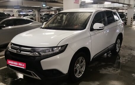 Mitsubishi Outlander III рестайлинг 3, 2019 год, 1 900 000 рублей, 8 фотография