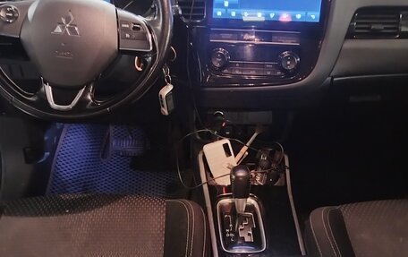 Mitsubishi Outlander III рестайлинг 3, 2019 год, 1 900 000 рублей, 16 фотография