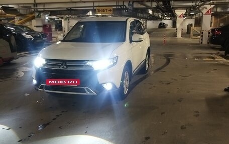 Mitsubishi Outlander III рестайлинг 3, 2019 год, 1 900 000 рублей, 10 фотография