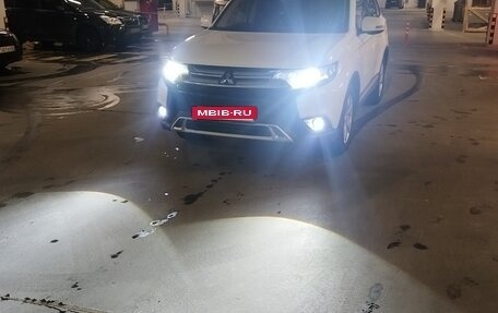 Mitsubishi Outlander III рестайлинг 3, 2019 год, 1 900 000 рублей, 12 фотография