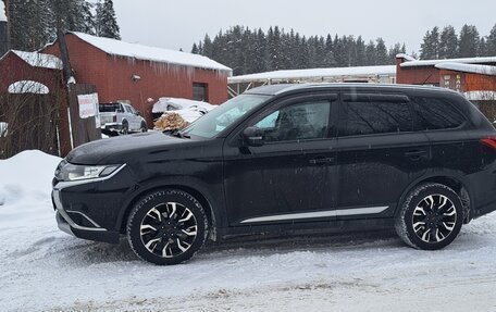 Mitsubishi Outlander III рестайлинг 3, 2016 год, 1 750 000 рублей, 2 фотография