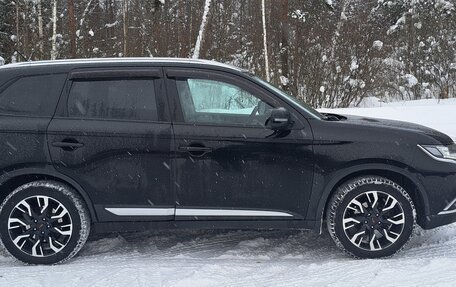 Mitsubishi Outlander III рестайлинг 3, 2016 год, 1 750 000 рублей, 6 фотография