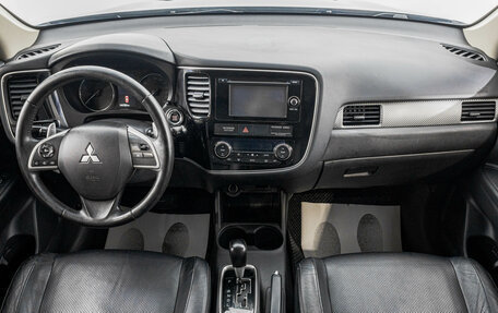 Mitsubishi Outlander III рестайлинг 3, 2013 год, 1 999 000 рублей, 10 фотография