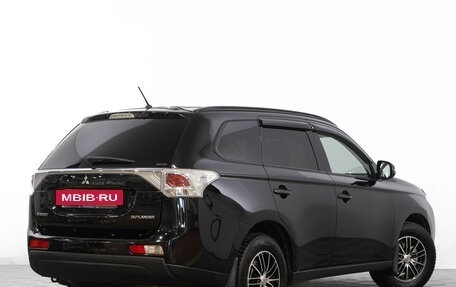 Mitsubishi Outlander III рестайлинг 3, 2013 год, 1 999 000 рублей, 4 фотография