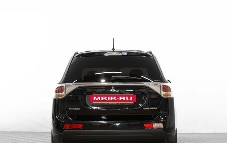 Mitsubishi Outlander III рестайлинг 3, 2013 год, 1 999 000 рублей, 5 фотография